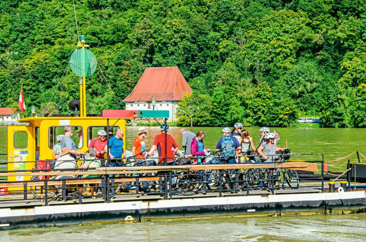 Bike & boat on the Trans-Bayerwald: take the ferry to the Danube with its picturesque views