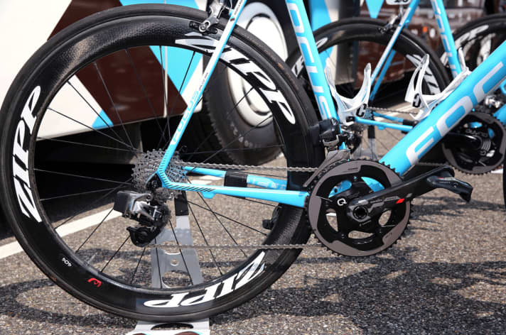   Kabellos: Viele Profis sind mit elektrischen Schaltungen unterwegs, hier Räder des Teams Ag2r. Die  mechanischen Gruppen sind teils deutlich günstiger - bei ähnlicher Performance.