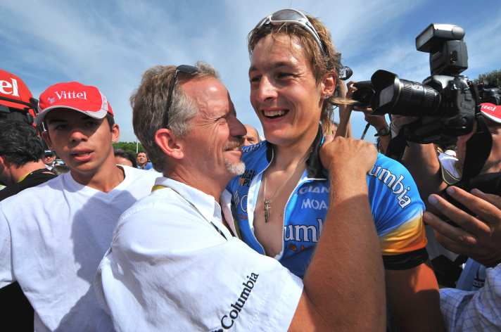 Marcus Burghardt (right) celebrates his stage win on the 18th stage of the Tour de France with team boss Bob Stapleton.