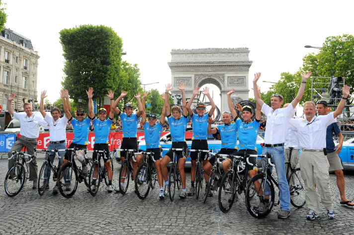 Cycling : Tour De France, Stage 21Kirchen Kim (Lux), Burghardt Marcus (Ger), Ciolek Gerald (Ger), Eisel Bernhard (Aut), Hansen Adam (Aus), Hincapie George (Usa), L ?Vkvist Lovkvist Thomas (Swe), Siutsou Konstantsin (Blr), Brian Holm (Den) Directeur sportif, Allan Peiper (Aus) Directeur sportif, Rolf Aldag (Ger) Directeur technique, Valerio Piva (Ita) Directeur sportif, Bob Stapleton (Usa) Manager Team Columbia (Usa), Celebration Joie Vreugde /Etampes - Paris, Champs-Elysees Elys ?Es (143 Km), Ronde Van Frankrijk, Tdf, Etape Rit, (C)Tim De Waele (Photo by Tim De Waele/Getty Images)