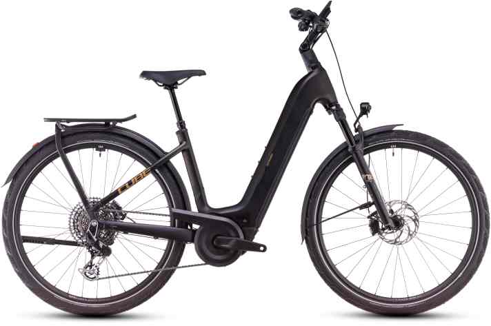 The Cube Kathmandu touring pedelec 2025: an elegant frame with a black and gold look, a tidy design thanks to the integrated battery and internally routed cables and new in-house components such as lights, carrier and stand.