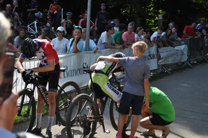Erschöpft aber sehr erfolgreich: Elias vom BIKE Junior Team holt den 2. Platz bei der Jugend-EM in der Schweiz.