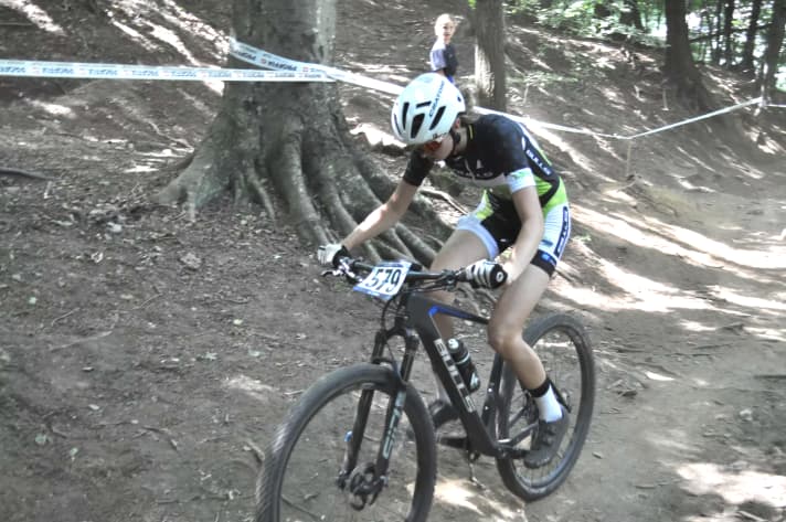 Lucie struggles over the dusty course, but her fitness was not sufficient for the entire competition at the European Championships.