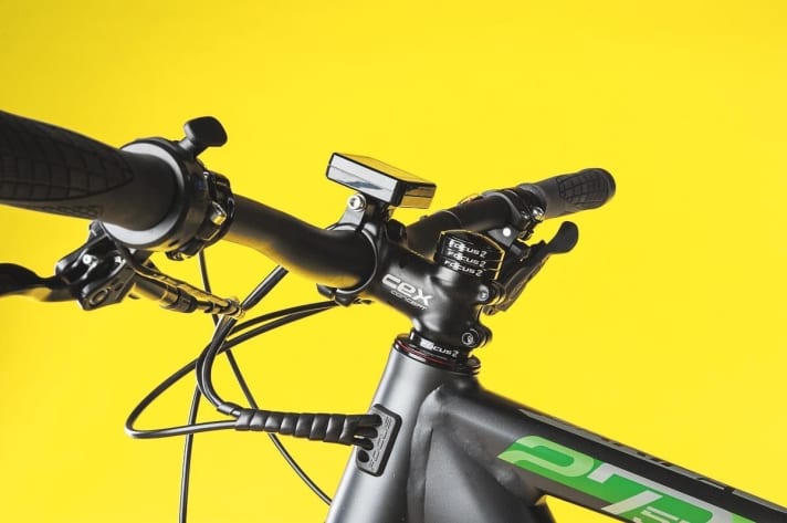   FOCUS JARIFA: A short stem and wide handlebars have a positive effect on steering behaviour. We liked the cockpit.
