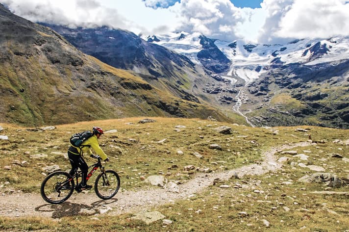   Perfekter Trail in spektakulärer Landschaft: La Panoramica führt immer gut fahrbar von 2700 Metern Höhe über 1000 Höhenmeter hinunter nach Santa Caterina. Traumerlebnis im südlichen Ortler mit nur einer Batterie.