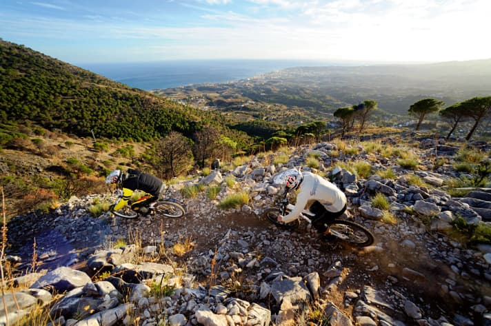   Malaga lockt Downhill-Stars aus England mit viel Sonne nach Andalusien.