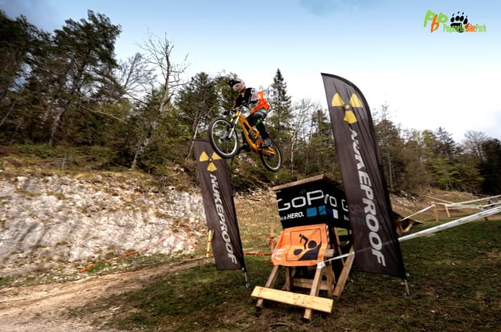   Test of courage: The large gap near the bottom station of the chairlift requires a bit of dynamism to land safely - but don't worry: Paganella has exciting stunts for every skill level.