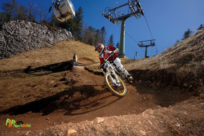  High up, at the start of the trail, the trails curve openly across the mountain meadows. Here you can see the modern chairlift that transports you quickly to the top.
