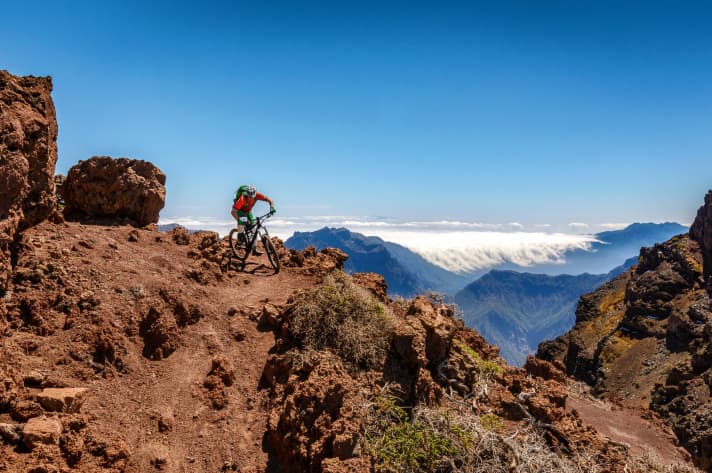 Landing on Mars: red volcanic rock, red sand, blue sky. On a clear day, you can see the Teide on Tenerife, 130 kilometres away, from the Roque de los Muchachos (2426 m). | n.