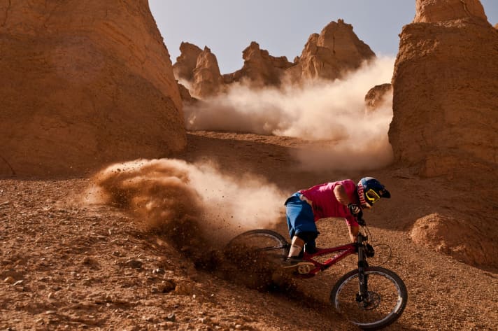   Rampage-Veteran Darren Berrecloth checkt das Gelände der Wüste Gobi auf Rampage-Eignung. Bisher wurde noch kein Alternativ-Schauplatz für die Rampage gefunden.
