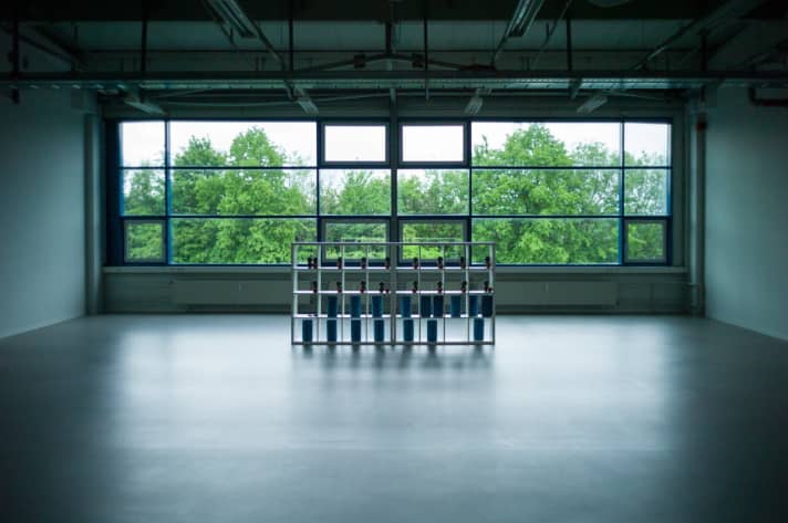   No changing, hardly any time required: twice a week, a "mobility coach" comes to the company to get employees fit with a compact gymnastics programme. A fitness room has been set up especially for the courses. Well, what do you mean by set up? The shelf with the fascia rolls is the only item in the huge room. After all, the most important thing you need to loosen up your muscles is space to exercise. Our reporter also took part in a short gymnastics session. A few quick stretching exercises, then it was back to work.