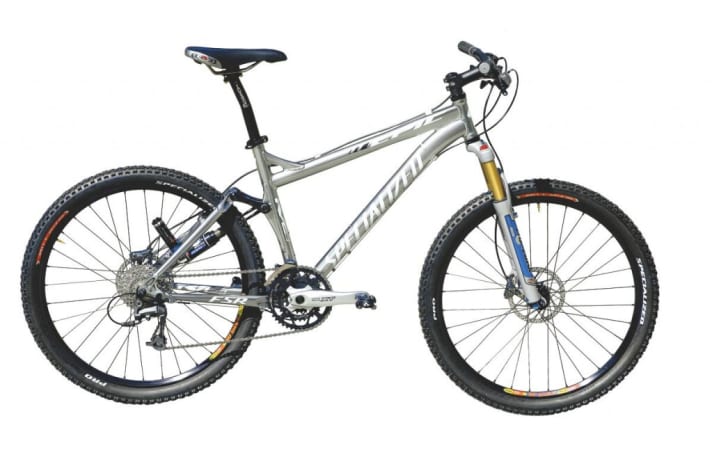   Specialized Epic FSR XC: Das Ur-Epic von 2003 mit dem ersten Brain-Dämpfer und durchgehendem Sitzrohr (zwei Flaschenhalter möglich!) revolutionierte den Race-Sektor und überzeugte Hardtail-Fans vom Fully.