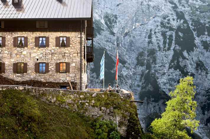 To have the Karwendelhaus to yourself, you have to spend the night up here. Costs between 15 euros (AV member in the camp) and 45 euros plus 51 euros half board.