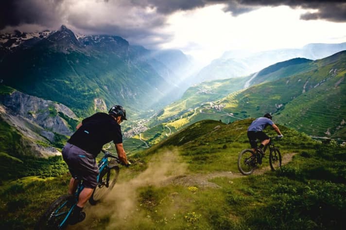   La Grave - for connoisseurs: in the do-it-yourself freeskiing area, bikers also put together their own epic laps. In this region of the Hautes-Alpes, the trails are still completely unspoilt and correspondingly challenging.