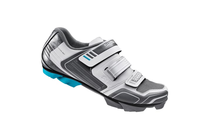   Klassischer Tourenschuh mit drei Klettverschlüssen.