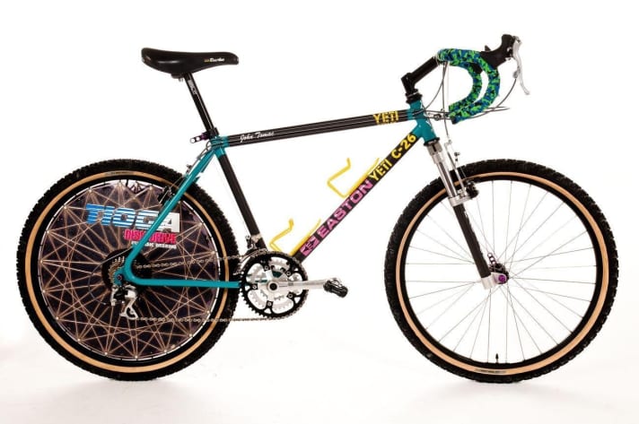   Das Yeti C-26 von John Tomac war pfeilschnell und spannte den Bogen zwischen Zukunft und Vergangenheit. Gefertigt aus Stahl, Alu und Carbon war es Zeitgeist und Gegnern voraus – und das einzige Worldcup-Bike mit Rennradlenker. Als John Tomac damit 1990 bei der ersten MTB-WM aller Zeiten startete, war der Legendenstatus besiegelt.