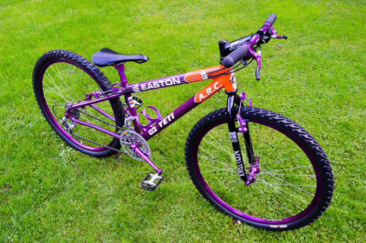Yeti A.R.C., Baujahr 1994: Was für eine Farbkombination! Purple/Orange – das war die originale Lackierung für ein Renn-Team aus Utah/USA. Die winzig kleine Rarität hat Rahmengröße 14 Zoll und ist komplett mit Grafton, Ringlé und Shogun aufgebaut.