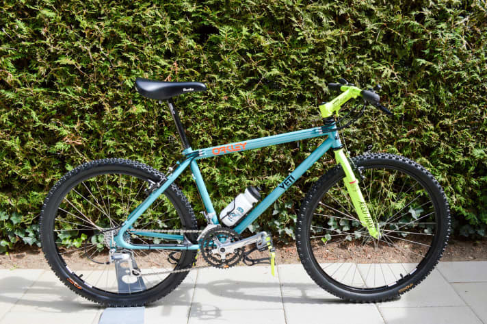 Yeti F.R.O., built in 1992: F.R.O. stands for "For Racing Only". The steel bike was designed for hardcore use. This one is a real collector's item: turquoise with a neon-coloured front end, as well as a fairly catalogue-like body with XT groupset and black Onza Porcupine tyres. Fantastic condition.
