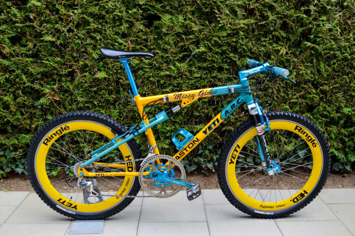 Yeti A.R.C. A LT: The bike from the reader bike shoot, but converted back to completely yellow Hed rims in the photo here. Just as it is in Christian's cellar. For the BIKE shoot, he used the original turquoise-coloured rear wheel from Yeti star Kelly Lee.