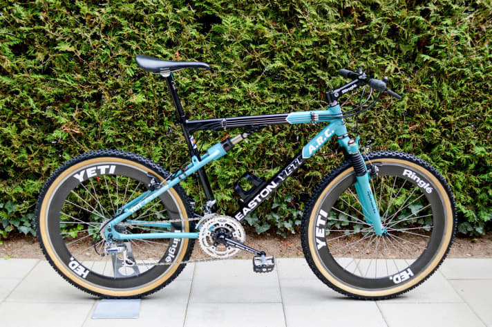 Yeti A.R.C. LT: Das LT (Long Travel) war die Downhill-Version des A.R.C. Dieses Schmuckstück in schwarz/türkis stammt aus der frühen 1994er-Baureihe. Der Lack ist original.