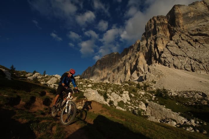   Auf diesen Trails ragt immer irgendwo nebenan eine Felswand in den Himmel.