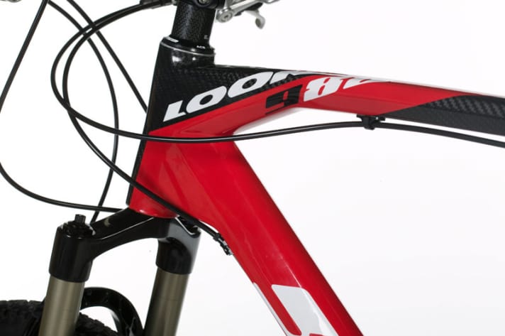   Flächige, großvolumige Kohlefaser-Matten formen sich zu einem unverwechselbaren Rahmen.