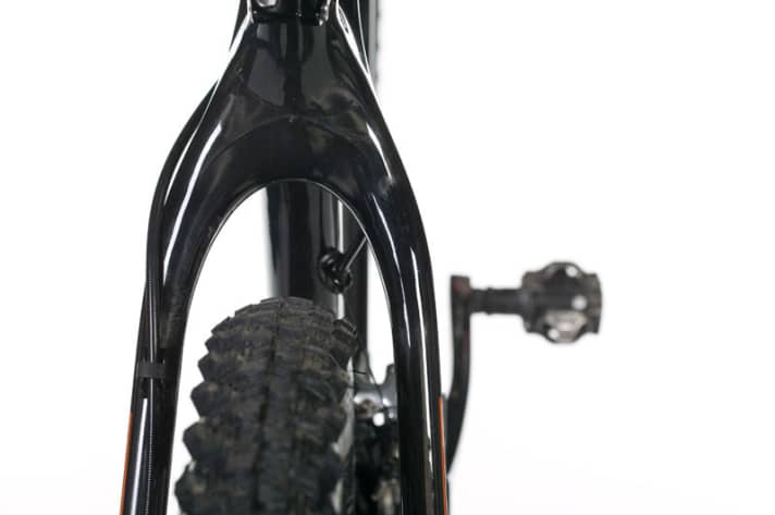   Trotz der 29 Zoll großen Bereifung bietet der Hinterbau ausreichend Reifenfreiheit, auch bei schlammigen Bedingungen.