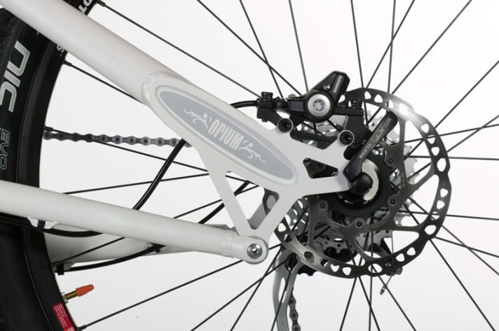   The four-bar rear triangle has powerful dropouts, fat tube diameters and tyre clearance for tyres up to 2.4 inches wide.