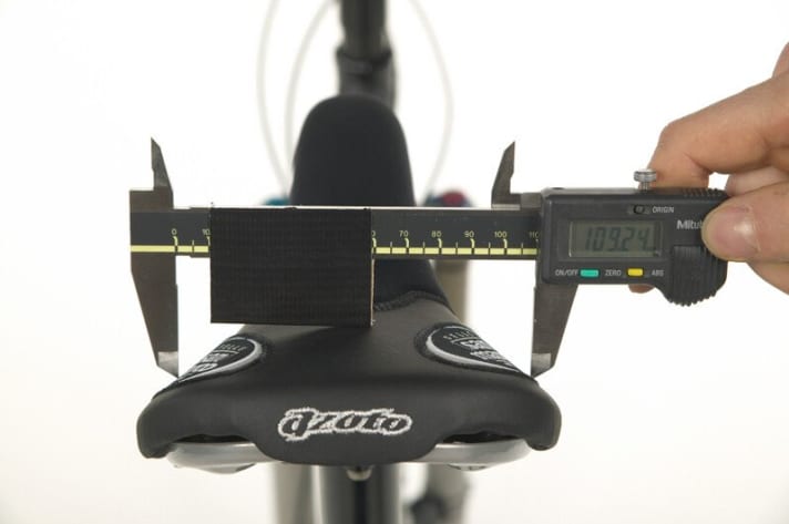   Sattelbreite messen: Wenn weder Beratung noch Testsättel weiterhelfen, erleichtert eine modifizierte Schieblehre die Einschätzung der nutzbaren Sattelbreite - mehr dazu im PDF-Download.