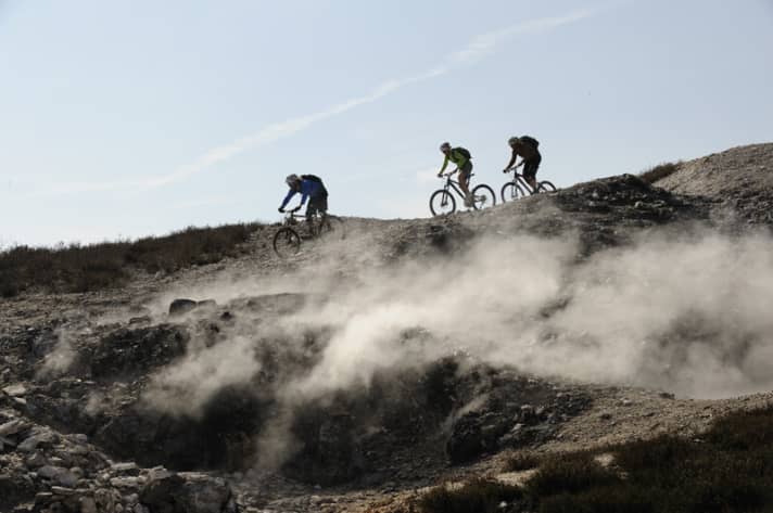   Fotoshooting in der Toskana: in Lardarello kommen heiße Dämpfe aus der Erde wie in Island. Hier wird aus der Erdwärme Strom erzeugt.