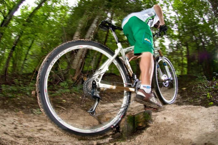   Even with an identical profile, 29er tyres offer more traction when climbing and braking.