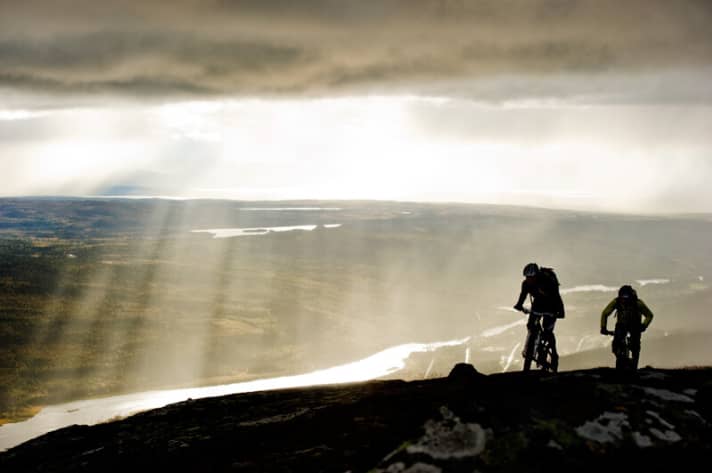   Regen in Åre, irres Licht auf dem Åreskutan. Im Hintergrund: Norwegen, auch nass