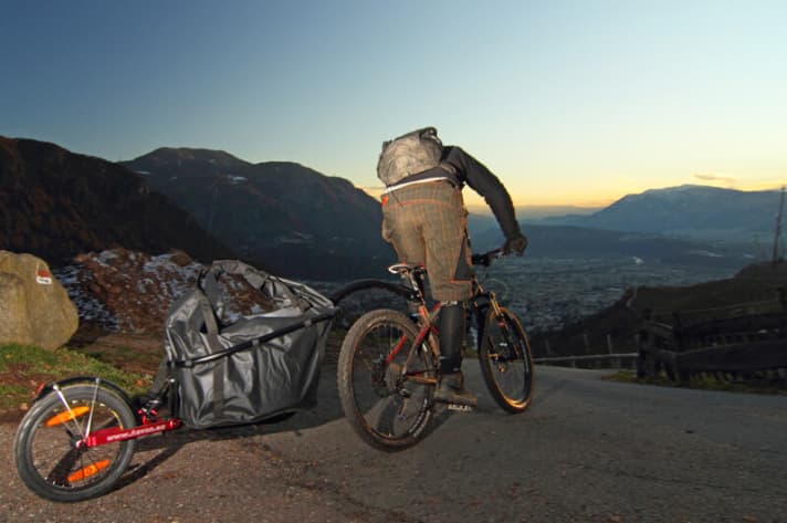   A good glow: rider 95 kilos, trailer 28 kilos, makes 142 kilos with bike and measuring equipment. Only those who brake gently here can avoid total failure.