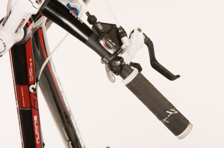   Optisch durchgestylt, hochwertig ausgestattet. Das Numinis setzt auf eine komplette Shimano-XTGruppe und farblich angepasste Formula-Bremsen.