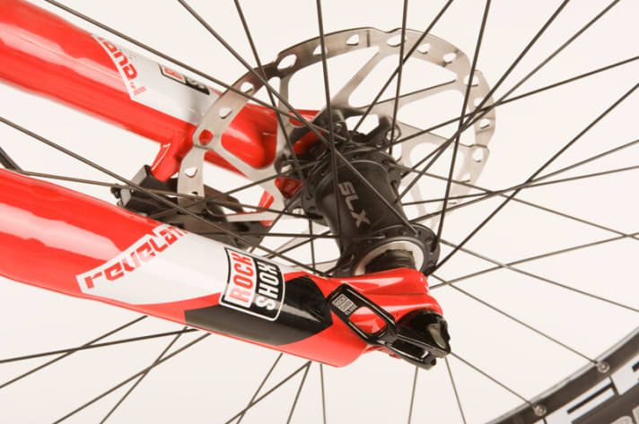   Up to date: Das Wild Mojo besitzt eine Steckachse an der Gabel, die komplette Shimano-SL X-Gruppe ist über jeden Zweifel erhaben. Gute Funktion.