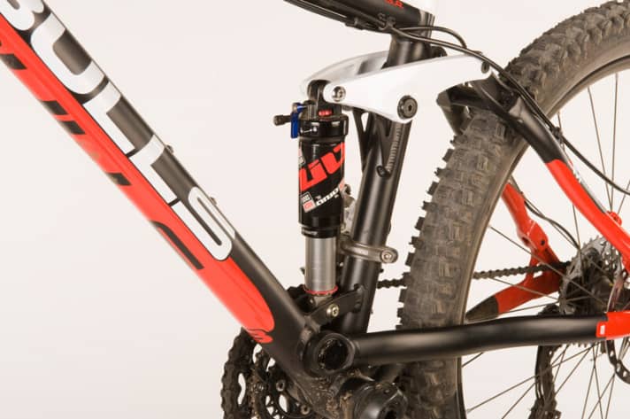   An Fahrkomfort mangelt es nicht: Das Heck bietet mehr Federweg als versprochen, könnte jedoch progressiver sein. Das Dämpfer-Lockout nutzt man.