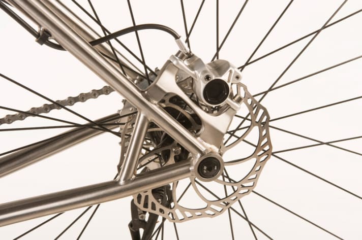   Look at this: Postmount brake mounts and 12-millimetre thru axles are very rare on titanium frames - but they make a lot of sense!