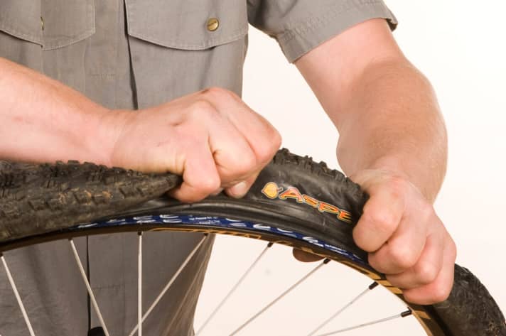 Sometimes it also takes force if the tyre just won't come off the rim. But with tubeless tyres, this is no longer necessary so often anyway.