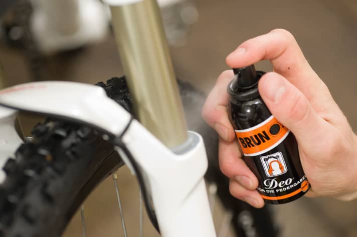   Laut Experte Marcus Klausmann ist es ok, seine Federgabel mit Ölspray zu pflegen.