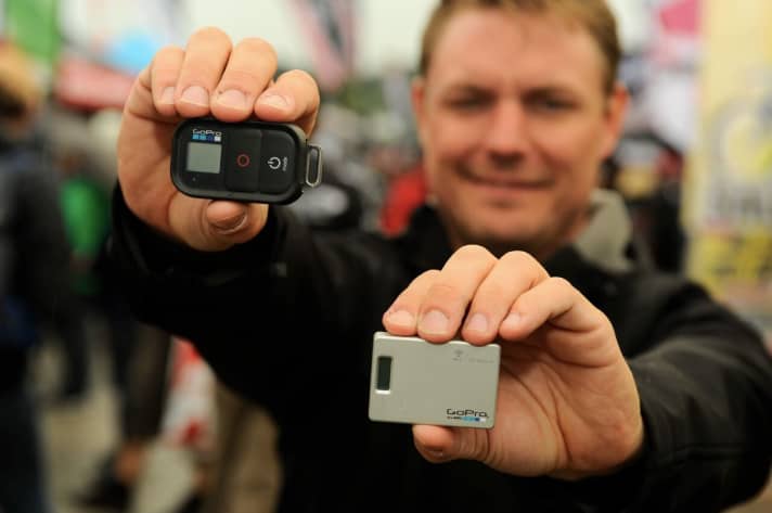   The remote control including display has a range of up to 180 metres (left). On the right, the receiver of the Wi-Fi set from GoPro.