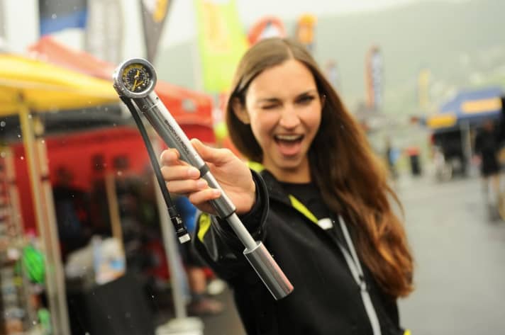   Topeak Shock 'n Roll Pumpe: Über 20 Bar reichen dicke für die Nutzung als Gabel-/Dämpferpumpe. Per Dreh am Gehäuse wird auf mehr Volumen umgeschaltet. So lassen sich auch dicke Reifen in akzeptabeler Zeit auf Betriebsdruck bringen.