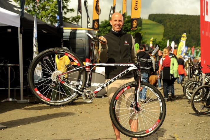   In der Serie kommt Shimanos XTR-Gruppe statt der XX von SRAM – die Carbon-Starrgabel bleibt. Damit wird das Gewicht unter acht Kilogramm liegen.