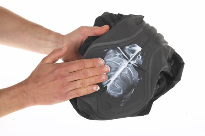 The creamed seat pad of the cycling shorts helps to avoid sore spots and prevent inflammation.