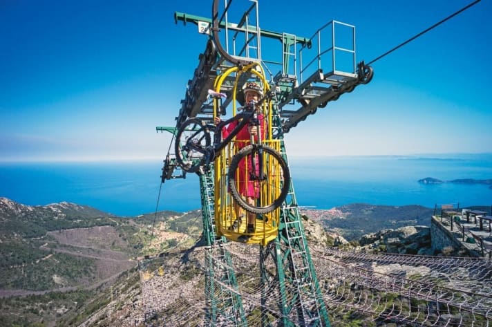   The canary yellow stand-up cage: if you let go on the way, you no longer have a bike at the top.