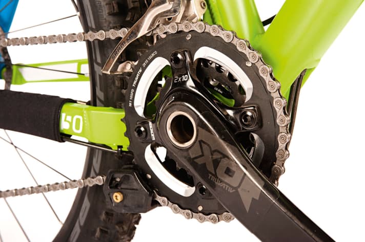   Mission riding fun: The thick fork and chain guide bridge the gap to the enduro segment.