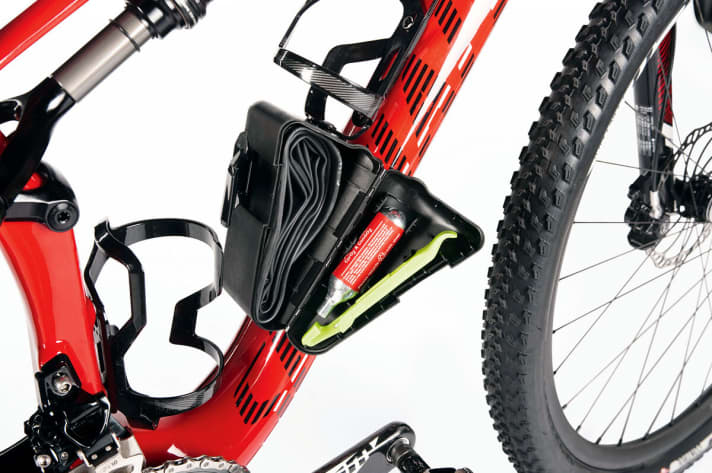   Zwei Trinkflaschen, eine Pannen-Box und ein Werkzeug finden im Rahmen Platz. So bleibt viel Platz in den Trikottaschen.