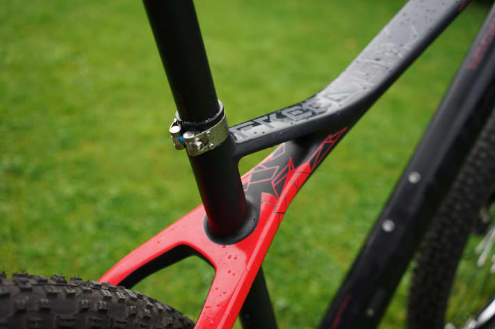   Eine filigrane Schelle klemmt die 27,2 Millimeter schlanke Stütze.