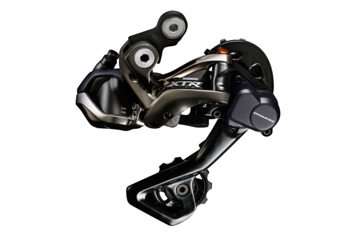   At the top left, only one electrical cable is connected to the XTR Di2 rear derailleur.