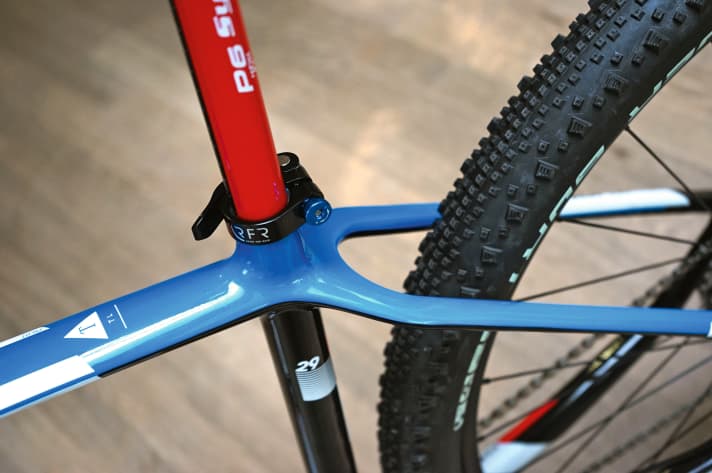   The slim rear triangle in combination with the 27.2 millimetre thin seat post should offer riding comfort. Sounds reasonable. The rear triangle offers space for tyres up to 2.25 inches.