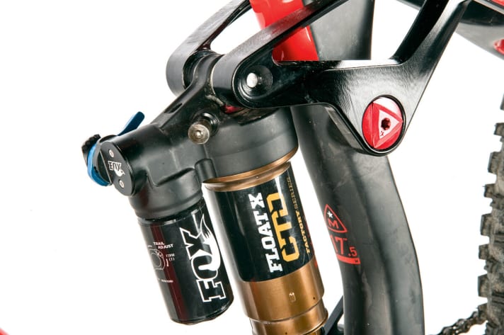   Dank Ausgleichsbehälter steckt der Fox-Dämpfer  auch harten Einsatz besser weg. Unpraktisch: Die Zugstufenverstellung beim Marin Mount Vision C-XM Pro 2014 ist sehr schwer erreichbar.